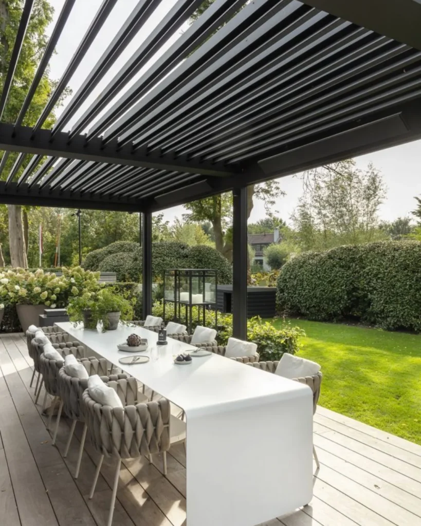 pergola bioclimatica de aluminio con comedor exterior