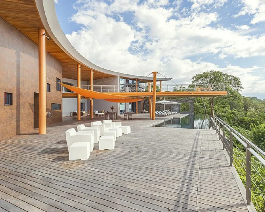 Deck principal con cielos rasos de teca y aleros tipo pérgola para sombra natural.