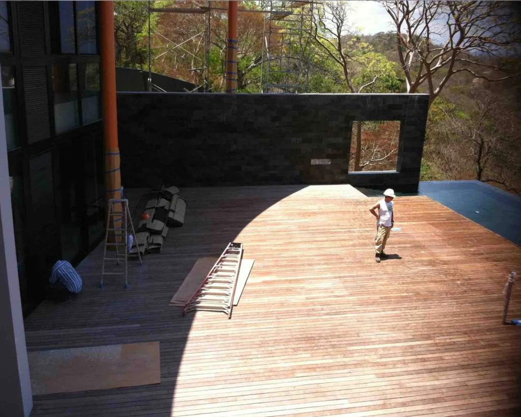 Instalación del deck de madera de teca durante fase final de construcción en Papagayo.