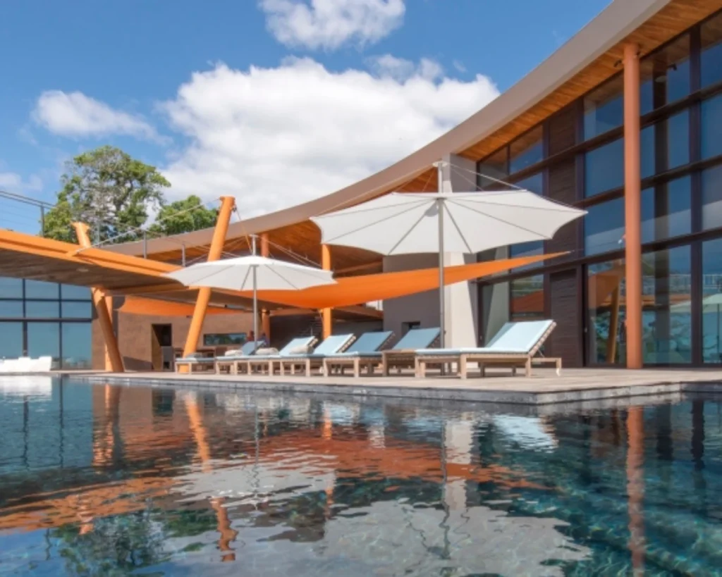 Terraza principal de la residencia en Papagayo con piscina infinita y deck de madera IPE frente al mar.